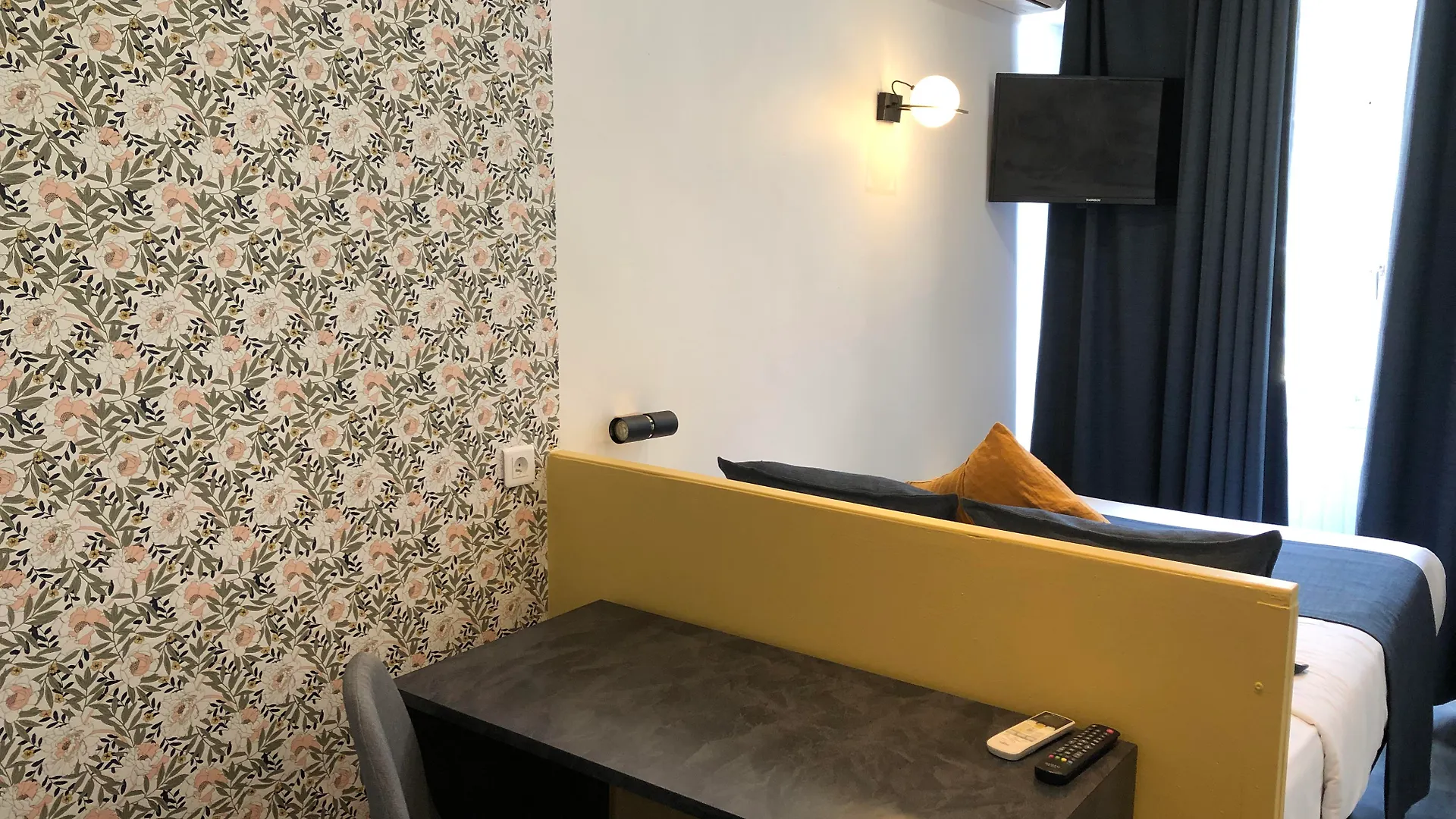 Boutique Hotel Azur Marseilles 2*,