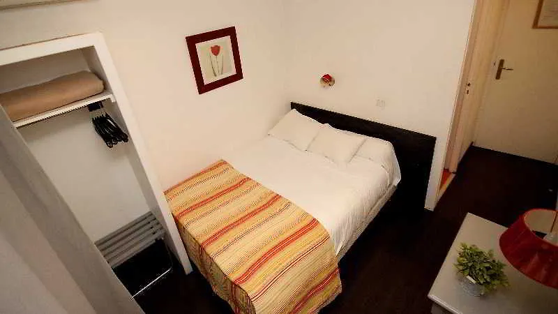Boutique Hotel Azur Marseilles 2*,